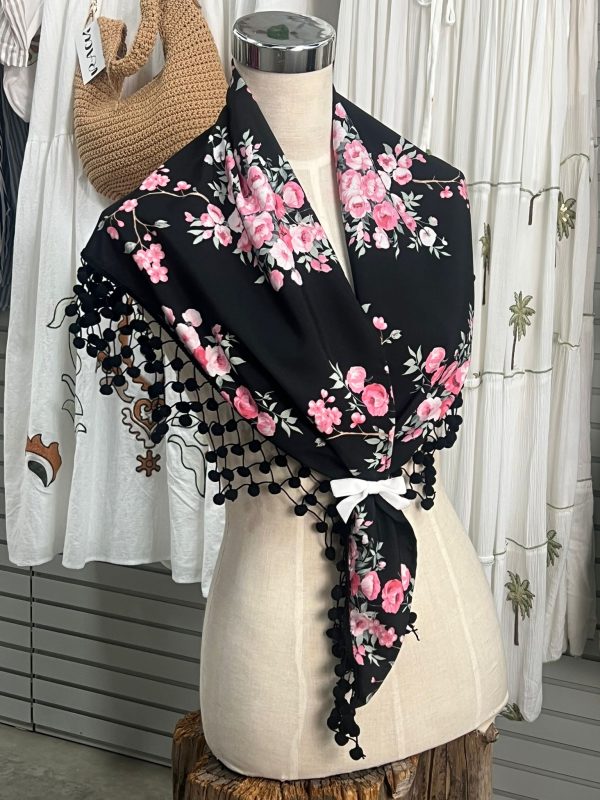 Mantón estampado de flores color negro con madroños