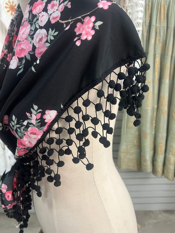 Mantón estampado de flores color negro con madroños - Imagen 4