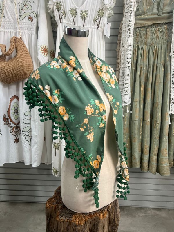 Mantón verde botella estampado con madroños.